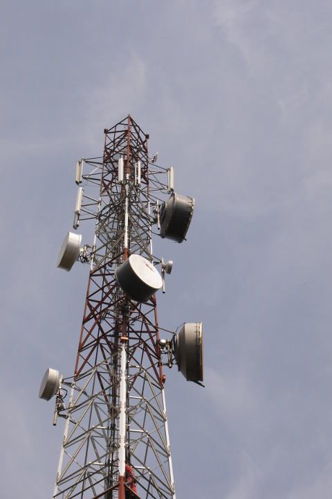 Un pylône portant des antennes de radiocommunication